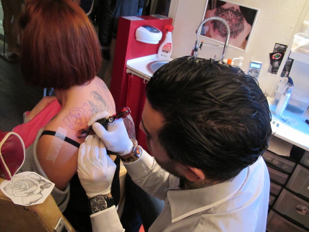 Jack Jouan, tatouant une jeune femme. (Photos tmv)